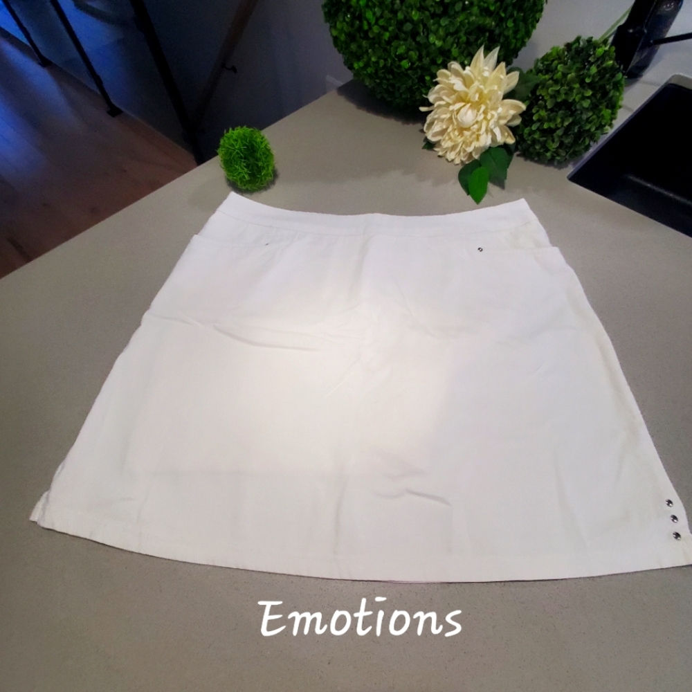 EMOTIONS Belle jupe-culotte blanche longueur au-dessus du genou avec poches